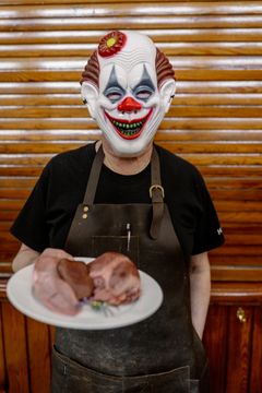 Hakaniemen kauppahallin Halliween-tapahtumassa kauppiaat ovat pukeutuneet teeman mukaisesti.
