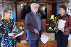 Vuoden positiivisimmat rymättyläläiset 2023: Maija Saarni-Tuuna (vas.) & Liisa Saarni (oik.) sekä palkintoraadin puheenjohtaja Pentti-Oskari Kangas