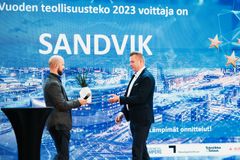 Sandvikin teknologiajohtaja Jani Vilenius vastaanotti palkinnon viime vuoden voittajalta, Valmet Automotiven tuotantojohtaja Antero Karhulta.
