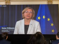 Komissaari Henna Virkkunen puhuu etäyhteyden kautta Barcelonassa kokousta pitäneelle ESRA:lle.