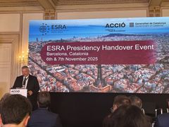 Pirkanmaan maakuntahallituksen puheenjohtaja Roope Lehto puhuu Barcelonassa ESRA:n kokouksessa.