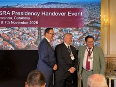 Saksin osavaltion talous-, työ-, energia- ja ilmastoministeri Dirk Panter, Pirkanmaan maakuntahallituksen puheenjohtaja Roope Lehto ja Baijerin osavaltion talousministeriön valtiosihteeri Tobias Gotthardt Barcelonan kokouksessa.