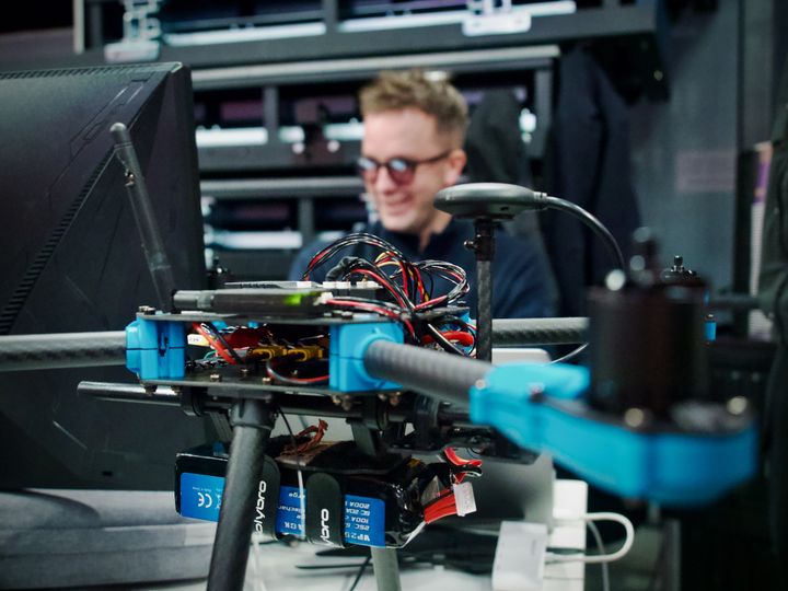 Drooniasiantuntija suorittaa hackathoniun tehtävää Nokia Arenassa.