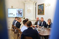 Lvivn pormestari Andri Sadovyi neuvottelussa pöydän oikeqlla puolella olevien Business Tampereen Markku Niemen, Harri Ojalan ja Minna Tihisen kanssa.