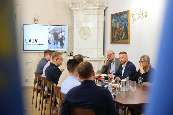 Lvivn pormestari Andri Sadovyi neuvottelussa pöydän oikeqlla puolella olevien Business Tampereen Markku Niemen, Harri Ojalan ja Minna Tihisen kanssa.