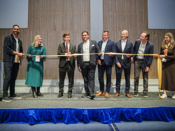 Tech Hub Finlandin avajaisissa leikattiin avajaisnauha.