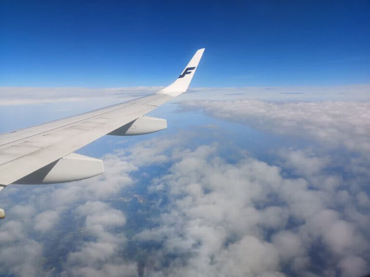 Finnair-lentokoneen siipi kuvattuna lentävästä lentokoneesta