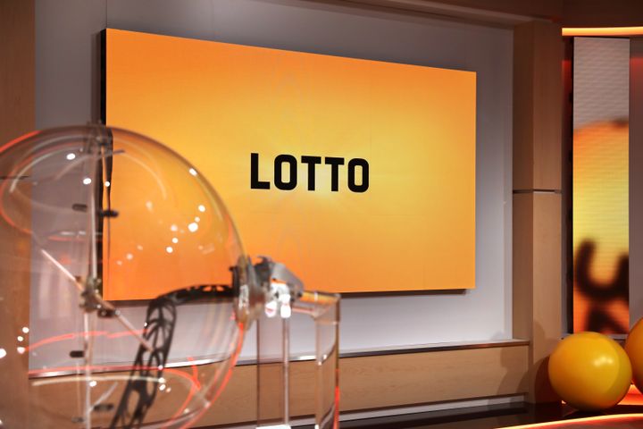 Lottokone ja Lotto-taulu studiossa Helsingin Pasilassa.