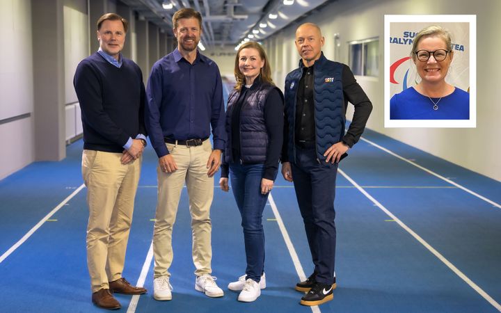 Kuvassa vasemmalta Veikkauksen toimitusjohtaja Olli Sarekoski, Olympiakomitean puheenjohtaja Petteri Kilpinen, Veikkauksen henkilöstö- ja viestintäjohtaja Reija Laaksonen, Olympiakomitean markkinointiosakeyhtiön toimitusjohtaja Timo Ronkainen (aloittaa 1.6.) ja erillisessä kuvassa Paralympiakomitean puheenjohtaja Sari Rautio.