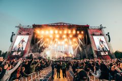 Alt-teksti: Yleisö nauttii rock-konsertista lavan edessä Turun Rockfestissä.