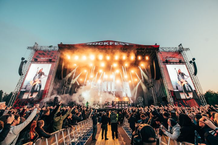 Alt-teksti: Yleisö nauttii rock-konsertista lavan edessä Turun Rockfestissä.