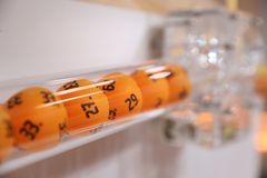 Oransseja numeroituja palloja muovisessa putkessa.