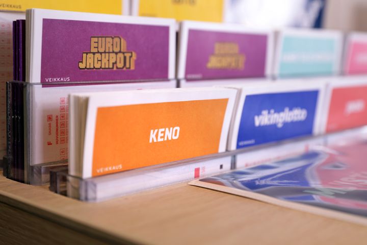 Kuvassa on eri veikkauskuponkeja, joista yksi on Keno.