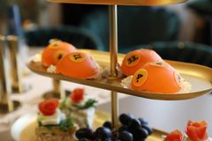 Oransseja leivoksia, joiden päälle on kiinnitetty lottopallonumeroita.