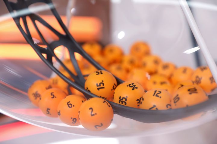 Oransseja arpakuulia läpinäkyvässä koneessa, joihin on painettu numeroita.