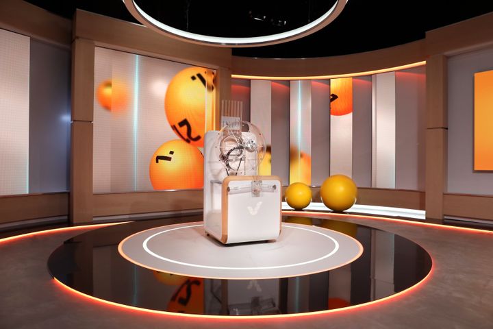 Lottokone ja lottostudio.