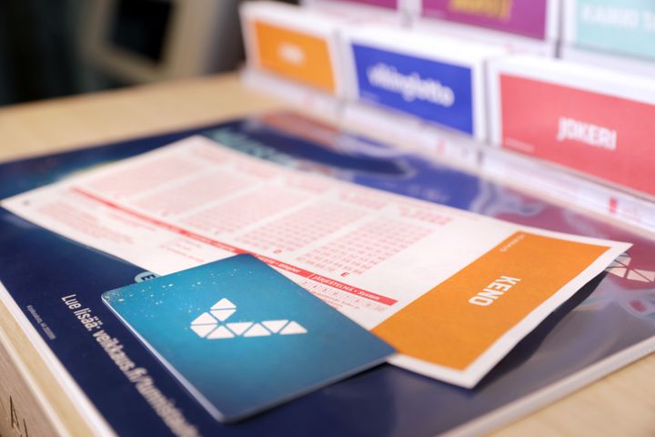 Lotto- ja Keno-lippuja pöydällä.