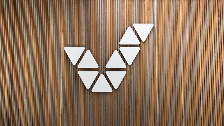 Veikkauksen logo seinällä