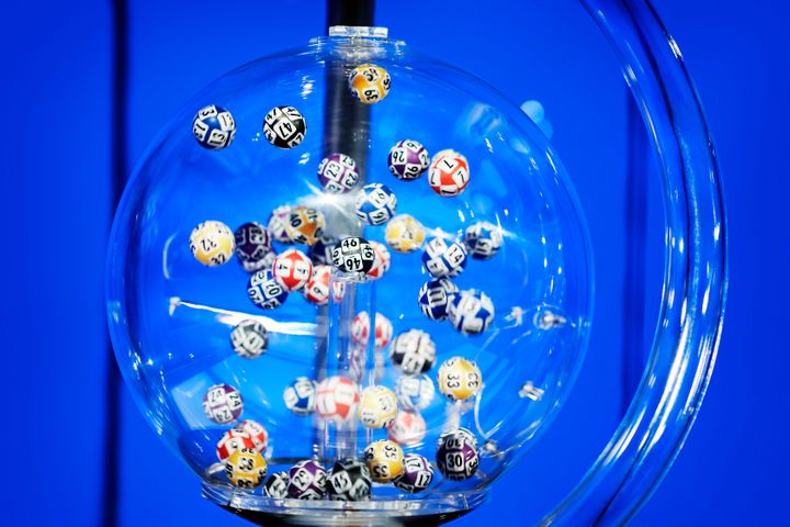 Arvontakone pyörittää Vikinglotto-palloja, tausta sininen.