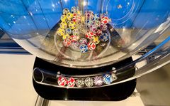 Vikingloton värikkäitä arvontapalloja arvontakoneessa