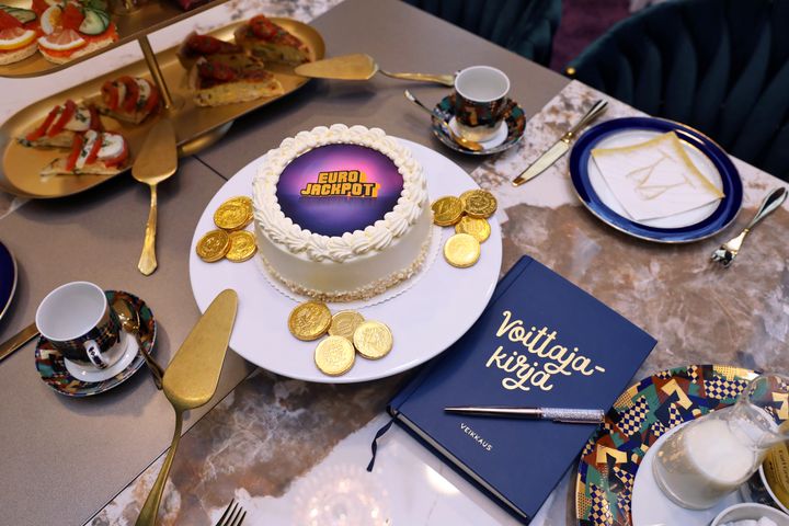 Tällainen kakku odotti 74,1 miljoonan euron voittajaa suurvoittajakahveilla.
