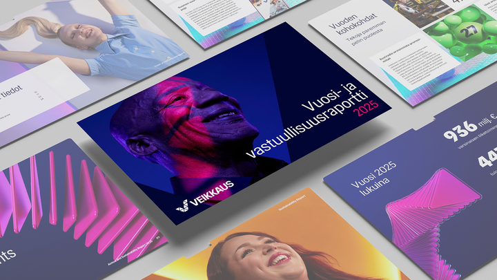 Veikkauksen vuosiraportin sivuja vierekkäin pöydällä