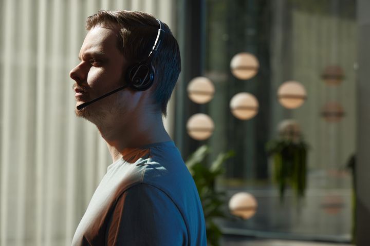 Veikkauksen asiakaspalvelija kuulokkeet päässä