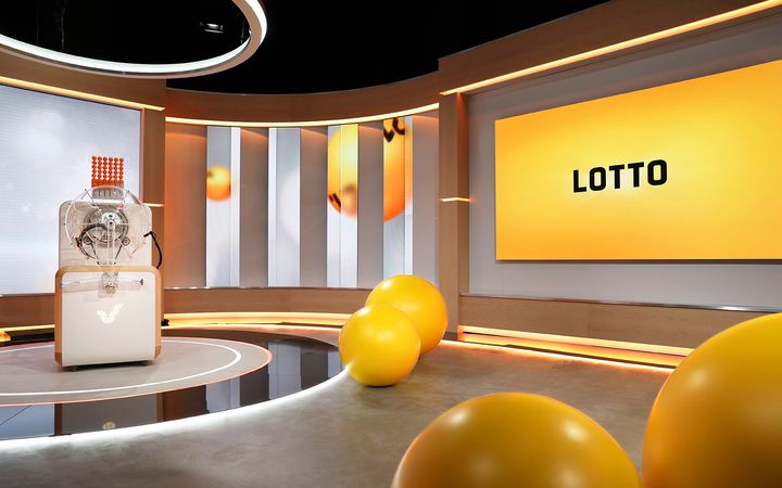 Televisiostudio, jossa arvotaan Lotto. Taustalla Lottokone.