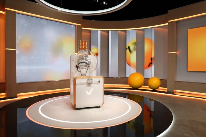 Alt-teksti: Loton uusi studio ja lottokone, tammikuu 2023.