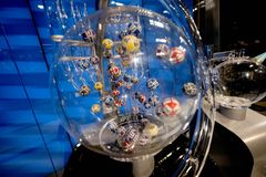 Vikingloton värikkäät pallot pyörivät arvontakoneessa.