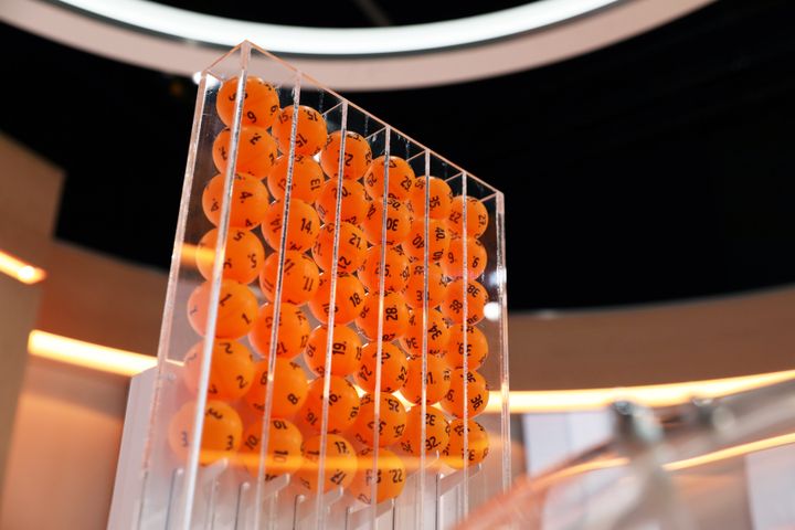 Oransseja lottopalloja arvontalaitteessa odottamassa arvonnan alkua