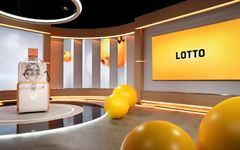 Televisiostudio, jossa arvotaan Lotto. Taustalla Lottokone.