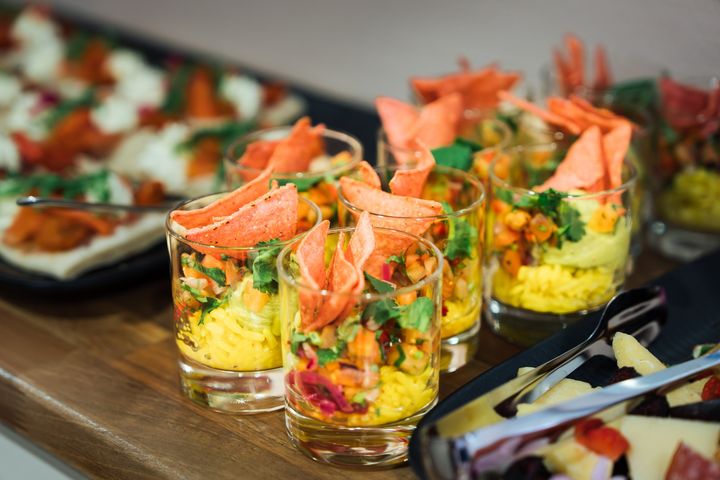 Veikkaus Arenan kesällä uudistetut ravintolapisteet mahdollistavat tapahtumakohtaisesti muokattavan ruoka- ja juomavalikoiman.