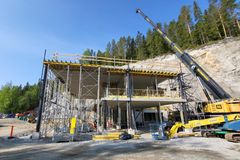 Luolan pääsisäänkäyntirakennuksen rakentaminen on alkanut.