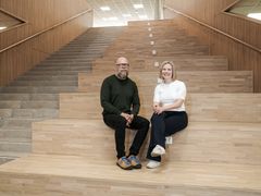 Ylöjärven lukion rehtori Jarkko Tuomennoro ja apulaisrehtori Miia Bergman iloitsevat kaivatusta lisätilasta.