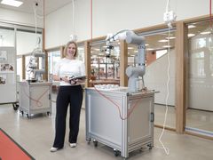 Apulaisrehtori Miia Bergman esittelee teknologian työsalia.