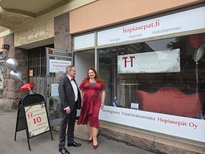 Strateginen viestintätoimisto Hopiasepät juhlii 10-vuotistaivaltaan. Yritys on juuri noussut Kauppalehden Menestyjä-kategoriaan. Kuvassa perustajat Jussi Seppälä ja Henna Hopia toimistonsa edessä Pohjoinen Rautatiekatu 11:ssa. Kuva: Lila Ahnger, Hopiasepät.