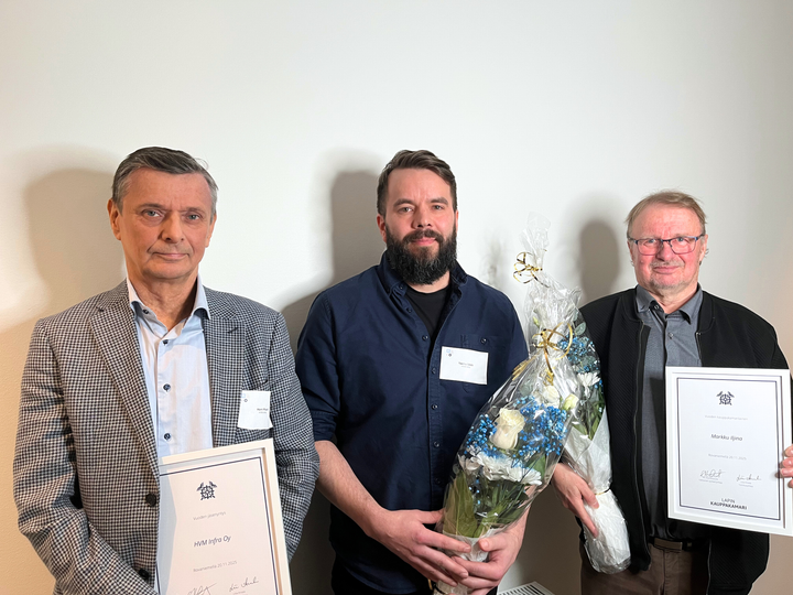 HVM Infran hallituksen puheenjohtaja Harri Posti ja toimitusjohtaja Teemu Södö sekä Markku Iljina.