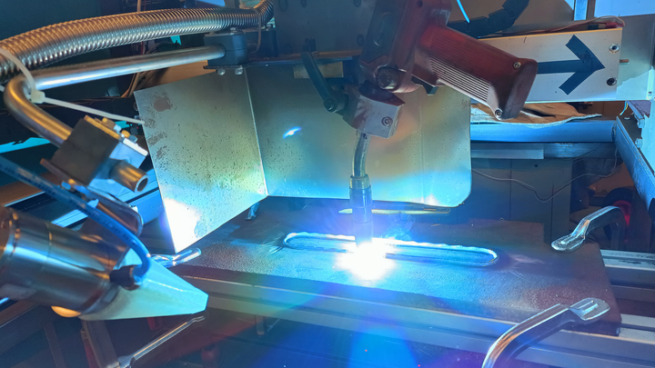 metallin suorakerrostusta metallipajalla