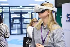 Nuoret pääsevät tutkimaan virtuaalitodellisuuden rajattomia mahdollisuuksia ja kokeilemaan VR-laseja Shaking up Tech -tapahtumassa.