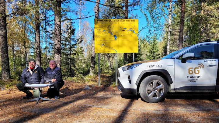 Projektipäällikkö Timo Bräysy ja yliopistotutkija Harri Saarnisaari Oulun yliopistosta testasivat Starlinkin yhteyksiä myös Raatteentiellä Suomussalmella.