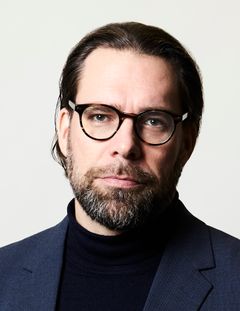 Populaatiogenetiikan tohtori Ville N. Pimenoff kollegoineen selvitti, kuinka HPV-rokotus on tehokkain tapa torjua kohdunkaulan syöpää silloin, kun sekä tytöt että pojat rokotetaan ja saadaan riittävä laumasuoja. Suomalaistutkimus on merkittävä, koska se osoittaa ensimmäistä kertaa, että HPV-rokotteen poistaessa syöpää aiheuttavat papilloomavirukset, nämä korvautuvat väestössä ajan myötä matalan syöpäriskin HPV-tyypeillä. Tutkimuksen perusteella rokotetun väestön kohdunkaulan syövän seulontoja tuleekin muuttaa. Kuva: Vilma Pimenoff