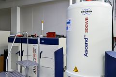 Oulun yliopiston NMR-laitteistoa, jolla uusia menetelmiä kehitetään. Uudet ultranopeat menetelmät lyhentävät mittauksia jopa monituhatkertaisesti ja menetelmät ovat myös sovellettavissa mobiileilla NMR-laitteistoilla, jolloin NMR-mittauksia voidaan tehdä myös laboratorioiden ulkopuolella.