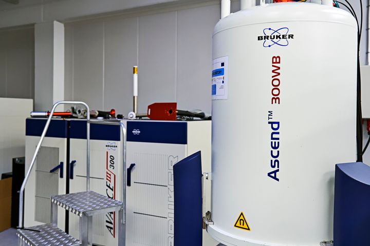 Oulun yliopiston NMR-laitteistoa, jolla uusia menetelmiä kehitetään. Uudet ultranopeat menetelmät lyhentävät mittauksia jopa monituhatkertaisesti ja menetelmät ovat myös sovellettavissa mobiileilla NMR-laitteistoilla, jolloin NMR-mittauksia voidaan tehdä myös laboratorioiden ulkopuolella.