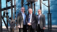 Professorit Aarno Pärssinen ja Markku Juntti keskellään tuore Oulun yliopiston kunniatohtori Veijo Kontas.