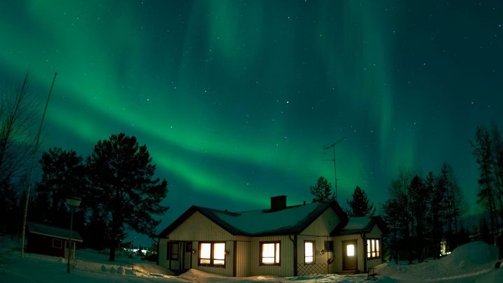 Revontulet ovat näkyvä osoitus ilmakehän reaktiosta Auringon toimintaan. Revontulet esiintyvät vuosittain, kun taas uudessa tutkimusartikkelissa tarkastellut äärimmäiset Auringon hiukkaspurkaukset esiintyvät noin kerran vuosituhannessa. Kuva: Plugi