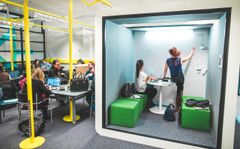 Oulun yliopiston Tellus Innovation Arenan tiloja (kuva: Ville Pohjonen)