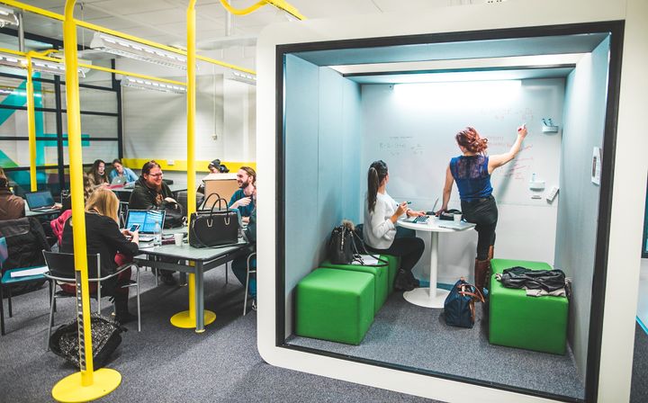 Oulun yliopiston Tellus Innovation Arenan tiloja (kuva: Ville Pohjonen)