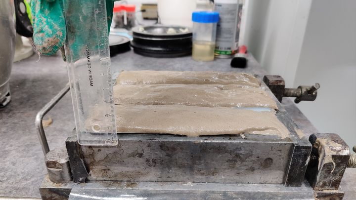 Uudella menetelmällä voitaisiin uudeksi materiaaliksi yhdistää kaksi haasteellista jätevirtaa: kaivosten suolavedet ja rikastushiekka. Uusia materiaaleja rakennusalalle ja ympäristötekniikkaan kehitetään Oulun yliopiston laboratorioissa. Kuva Oulun yliopisto