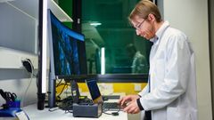 Tutkija työskentelee laboratoriossa tietokoneen ääressä.